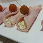 Фото рецепта - Рулетики из ветчины с яйцом и сыром - шаг 3