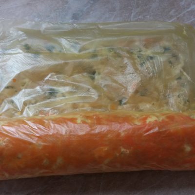 Фото рецепта - Салат-рулет с куриной грудкой и черносливом - шаг 6