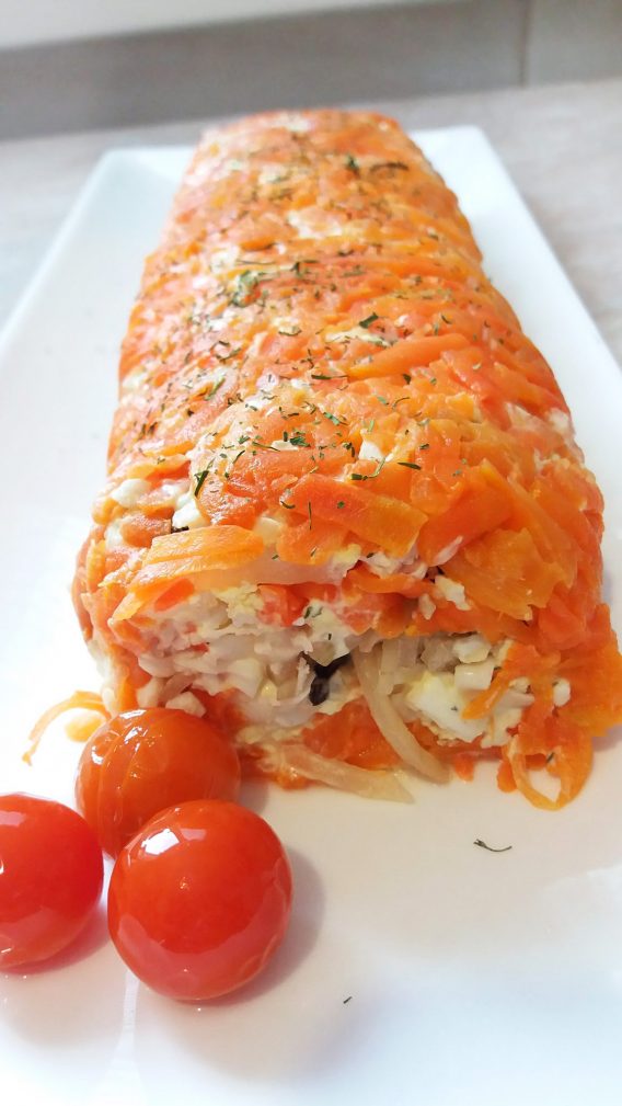 Салат-рулет с куриной грудкой и черносливом