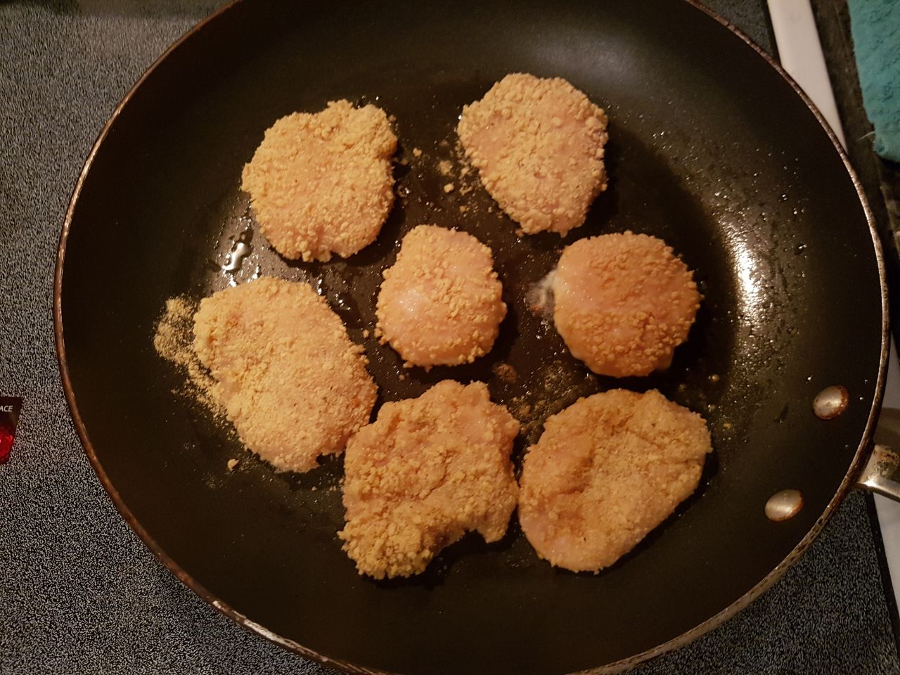 котлеты куриные в панировочных сухарях. котлеты в панировке. панировка котлет панированных. котлеты в панировке жареные. котлеты панированные.