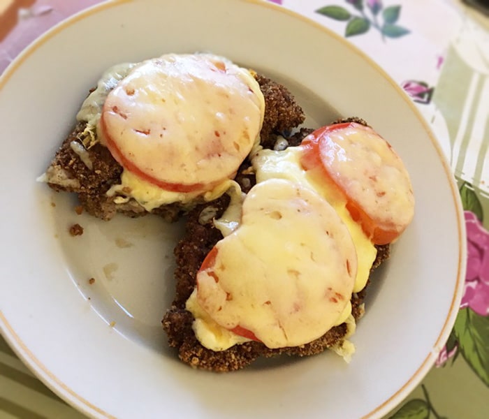 Запечённая индейка с сыром и помидорами в духовке