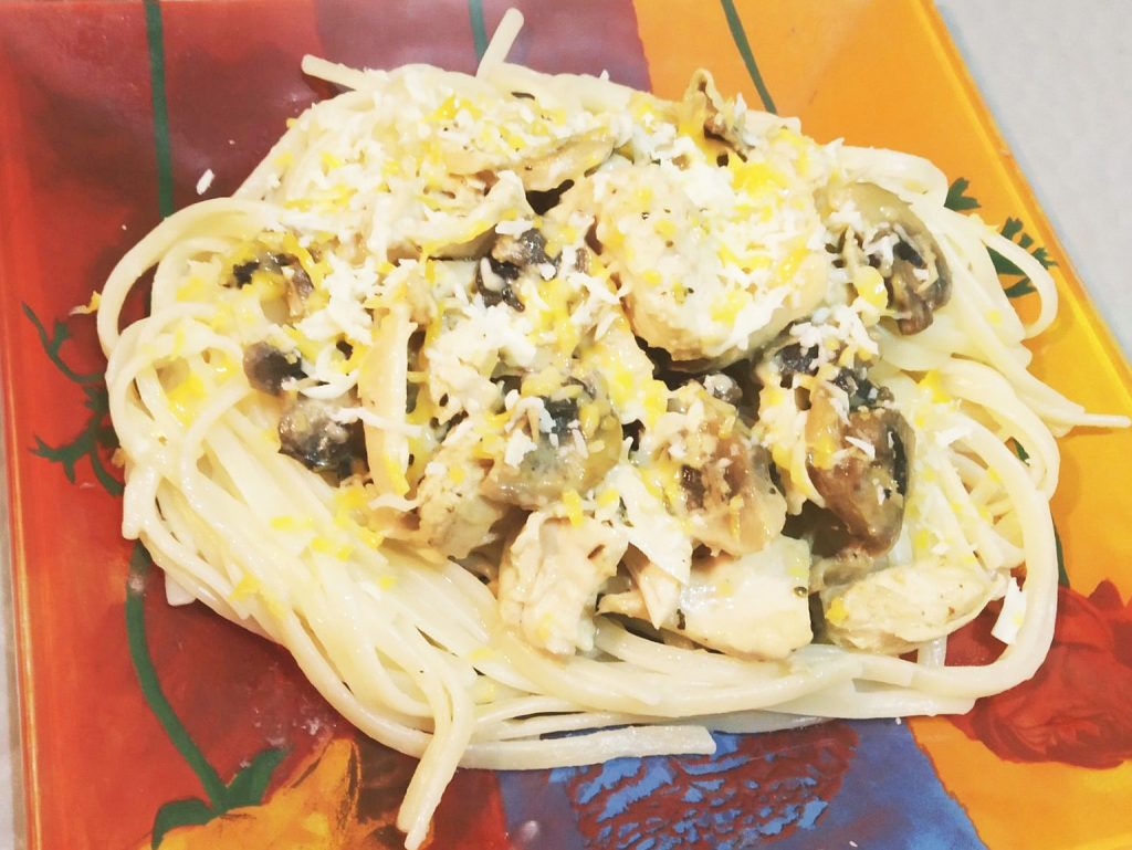 Спагетти с курицей и грибами