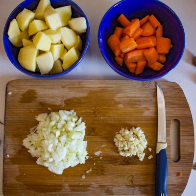 Фото рецепта - Куриный крем-суп с сыром и овощами - шаг 2