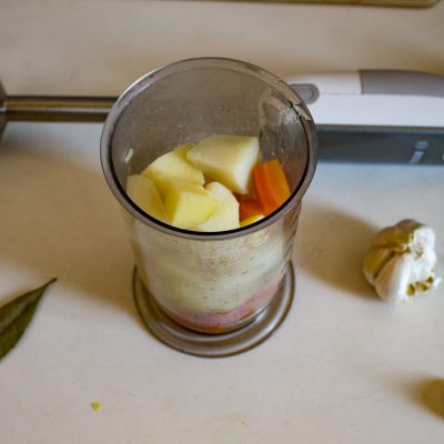 Фото рецепта - Куриный крем-суп с сыром и овощами - шаг 6