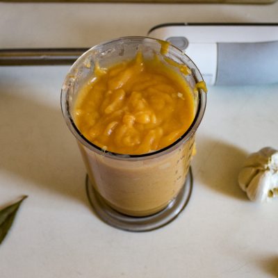 Фото рецепта - Куриный крем-суп с сыром и овощами - шаг 6