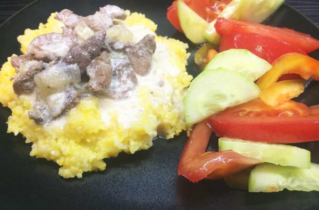 Кукурузная каша с печенкой в сметанном соусе