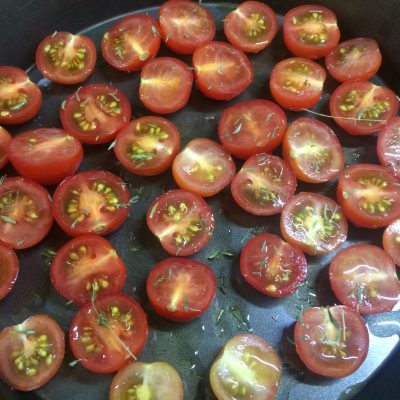 Фото рецепта - Салат из рукколы с запеченными томатами и моцареллой - шаг 2