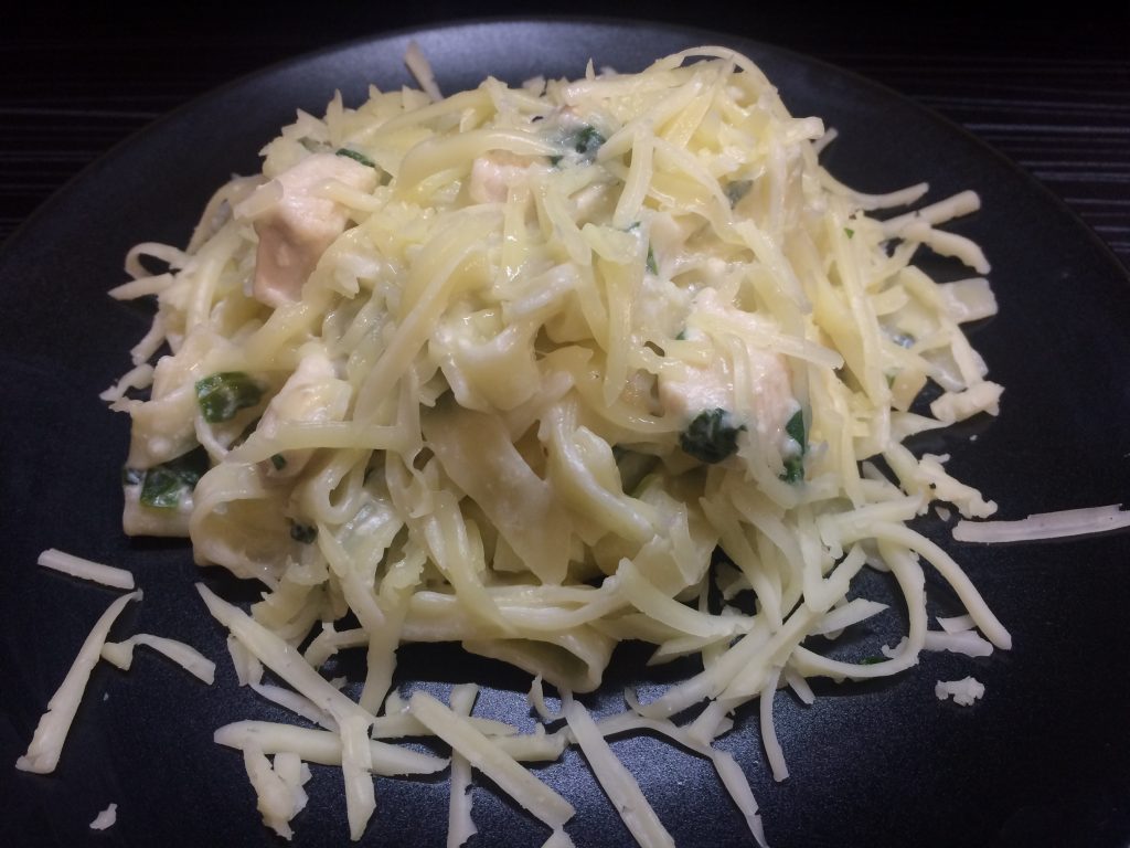 Лапша в сливочном соусе со шпинатом и курицей