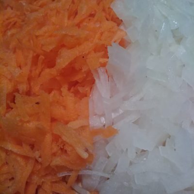 Фото рецепта - Тушеная капуста с сосисками в томате - шаг 1