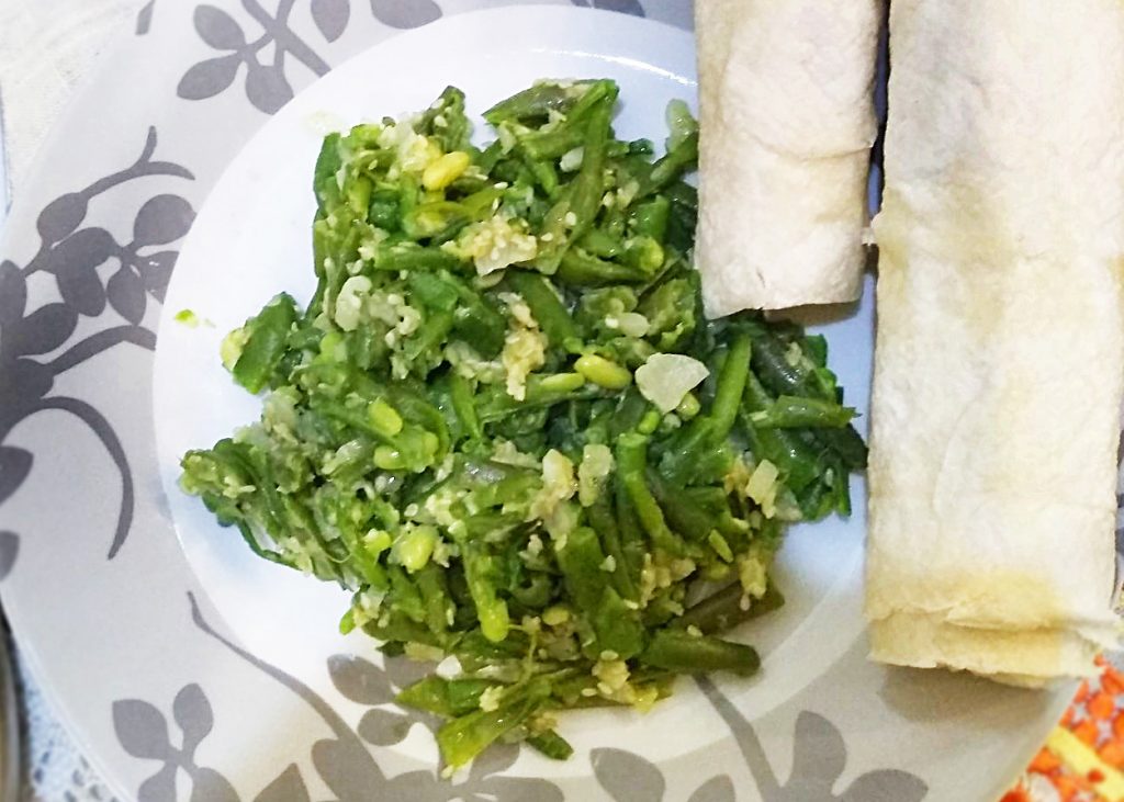 Спаржевая фасоль с сыром под сметанно-ореховым соусом