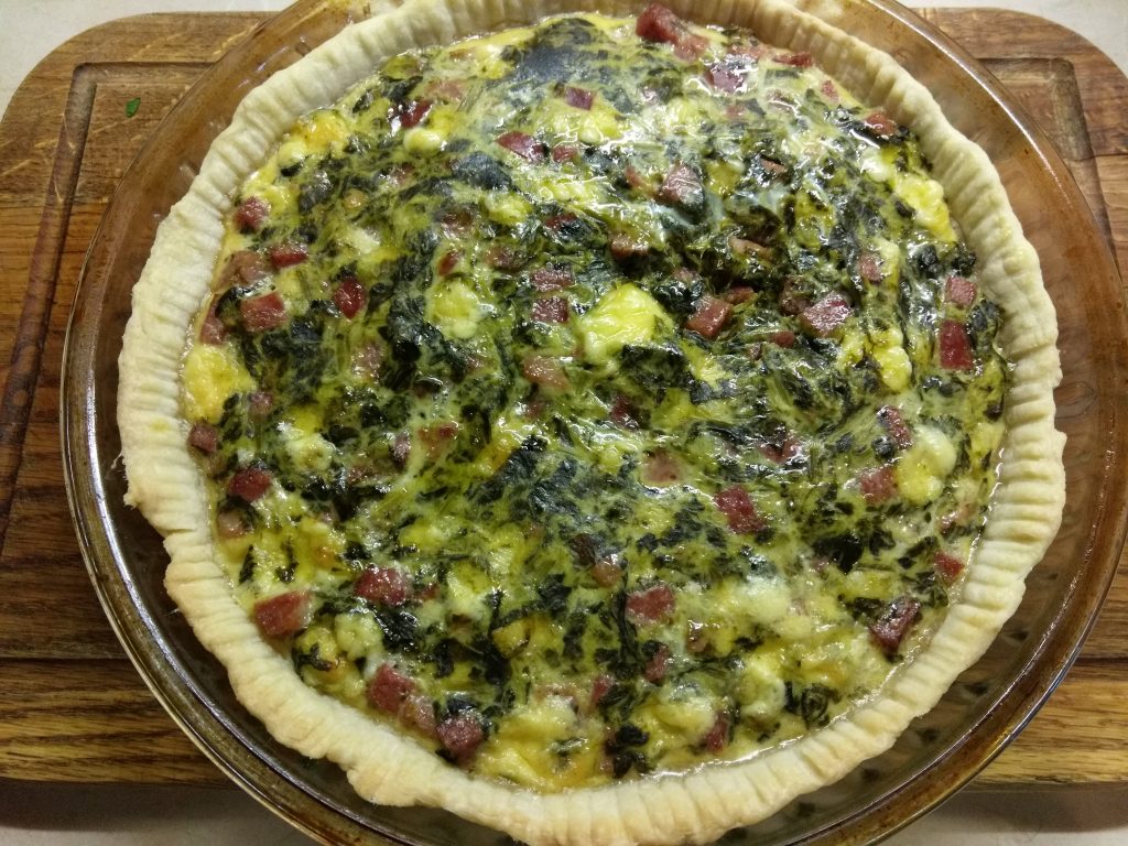 Киш с колбасой, щавелём и сыром с плесенью