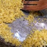 Фото рецепта - Булгур с зеленым горошком и овощами - шаг 1