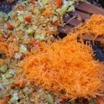 Фото рецепта - Булгур с зеленым горошком и овощами - шаг 2