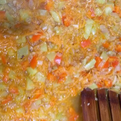 Фото рецепта - Булгур с зеленым горошком и овощами - шаг 3