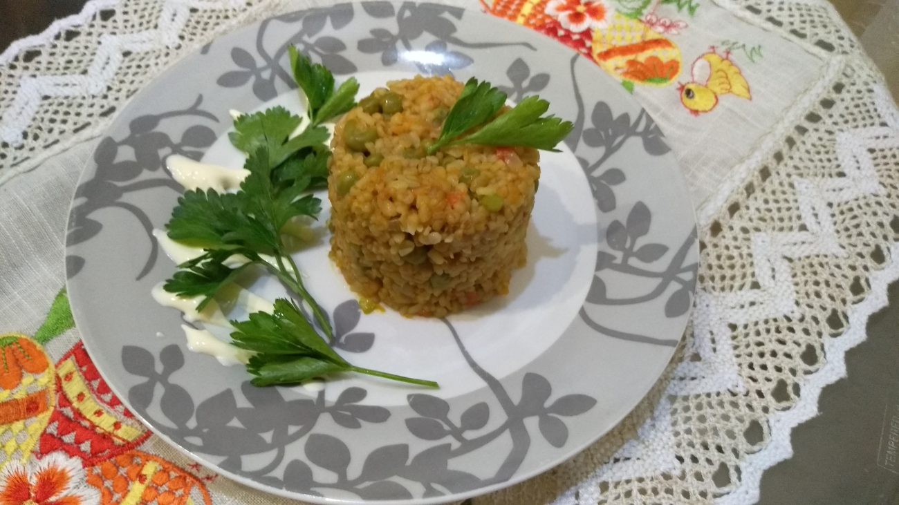 Булгур с зеленым горошком и овощами