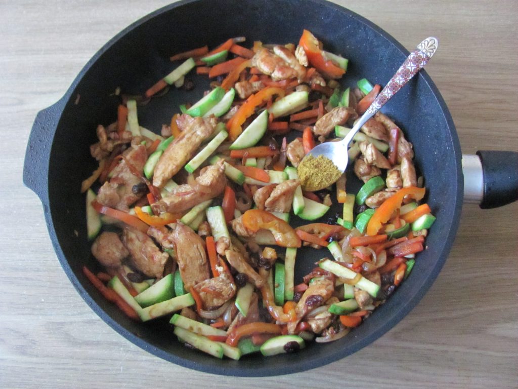 Фото рецепта - Курица с овощами и кус-кусом - шаг 8