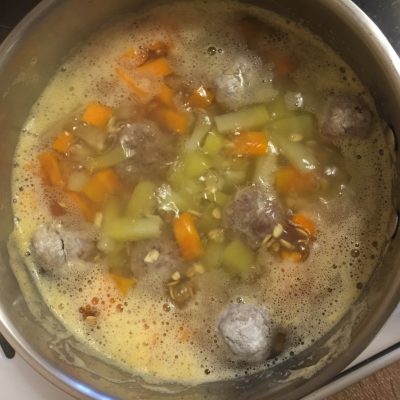 Фото рецепта - Овощной суп с геркулесом и фрикадельками для детей - шаг 4