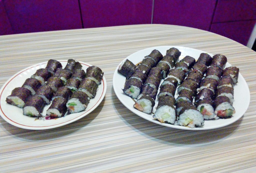 Рисовые роллы с красной рыбой и огурцом