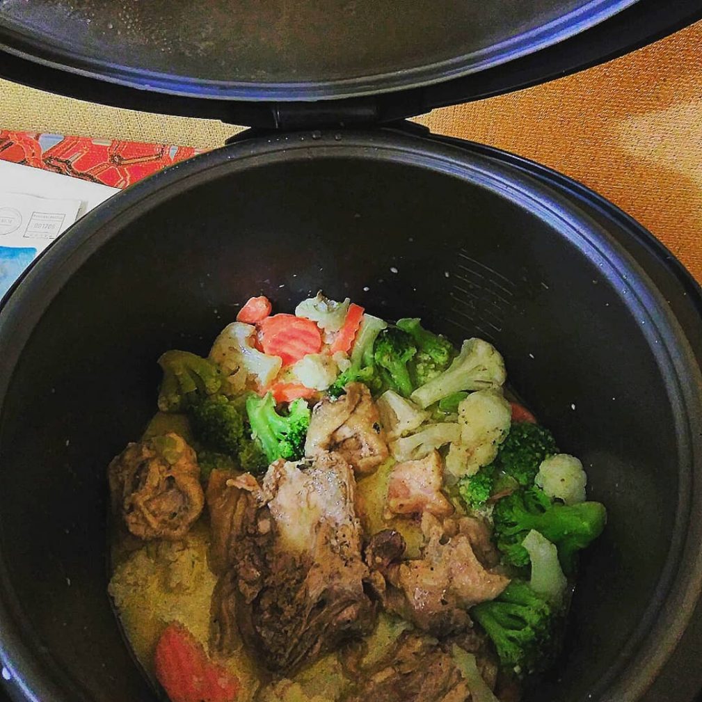паста с курицей и брокколи в сливках. mariiamasha1507 4 BpY1RWQAS2r 1. паста с курицей и брокколи в сливках фото. паста с курицей и брокколи в сливках-mariiamasha1507 4 BpY1RWQAS2r 1. картинка паста с курицей и брокколи в сливках. картинка mariiamasha1507 4 BpY1RWQAS2r 1. Если вы вдруг не знаете, то «паста» — это самые обыкновенные и всеми любимые макароны всех форм и размеров. И длинные спагетти, лингвинни и каппелини, и разнообразные перья, ракушки и бантики, ну и конечно же рожки со спиральками. Сегодня я расскажу как приготовить потрясающе вкусное блюдо — пасту с брокколи в сливочном соусе.