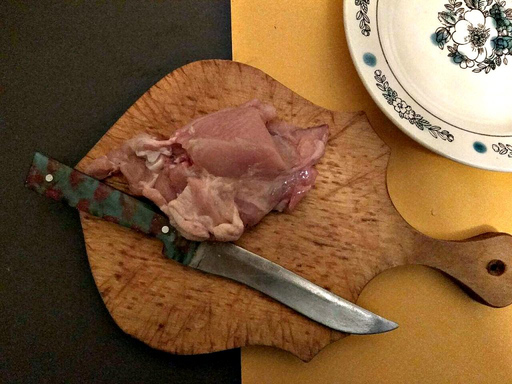 Фото рецепта - Курица, запеченная с картошкой в духовке - шаг 1