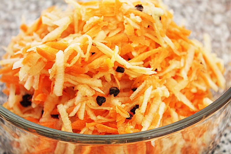 Салат из моркови и яблока с цитрусовой заправкой