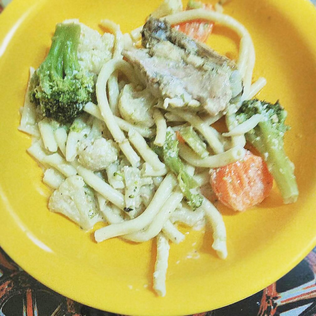 паста с курицей и брокколи в сливках. spagetti s kuricej i brokkoli v slivochnom souse. паста с курицей и брокколи в сливках фото. паста с курицей и брокколи в сливках-spagetti s kuricej i brokkoli v slivochnom souse. картинка паста с курицей и брокколи в сливках. картинка spagetti s kuricej i brokkoli v slivochnom souse. Если вы вдруг не знаете, то «паста» — это самые обыкновенные и всеми любимые макароны всех форм и размеров. И длинные спагетти, лингвинни и каппелини, и разнообразные перья, ракушки и бантики, ну и конечно же рожки со спиральками. Сегодня я расскажу как приготовить потрясающе вкусное блюдо — пасту с брокколи в сливочном соусе.