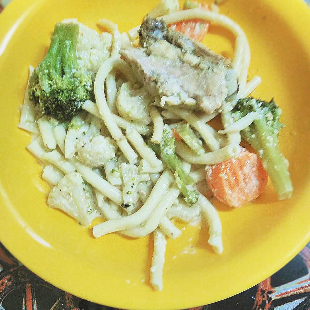 паста с курицей и брокколи в сливках. spagetti s kuricej i brokkoli v slivochnom souse. паста с курицей и брокколи в сливках фото. паста с курицей и брокколи в сливках-spagetti s kuricej i brokkoli v slivochnom souse. картинка паста с курицей и брокколи в сливках. картинка spagetti s kuricej i brokkoli v slivochnom souse. Если вы вдруг не знаете, то «паста» — это самые обыкновенные и всеми любимые макароны всех форм и размеров. И длинные спагетти, лингвинни и каппелини, и разнообразные перья, ракушки и бантики, ну и конечно же рожки со спиральками. Сегодня я расскажу как приготовить потрясающе вкусное блюдо — пасту с брокколи в сливочном соусе.
