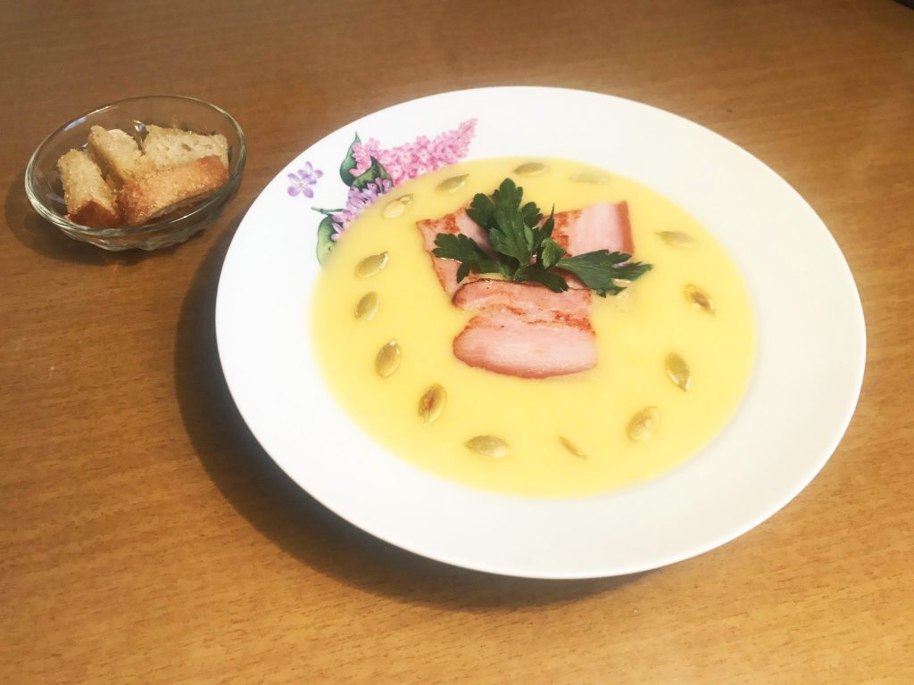 Крем-суп из тыквы с беконом и чесночными гренками