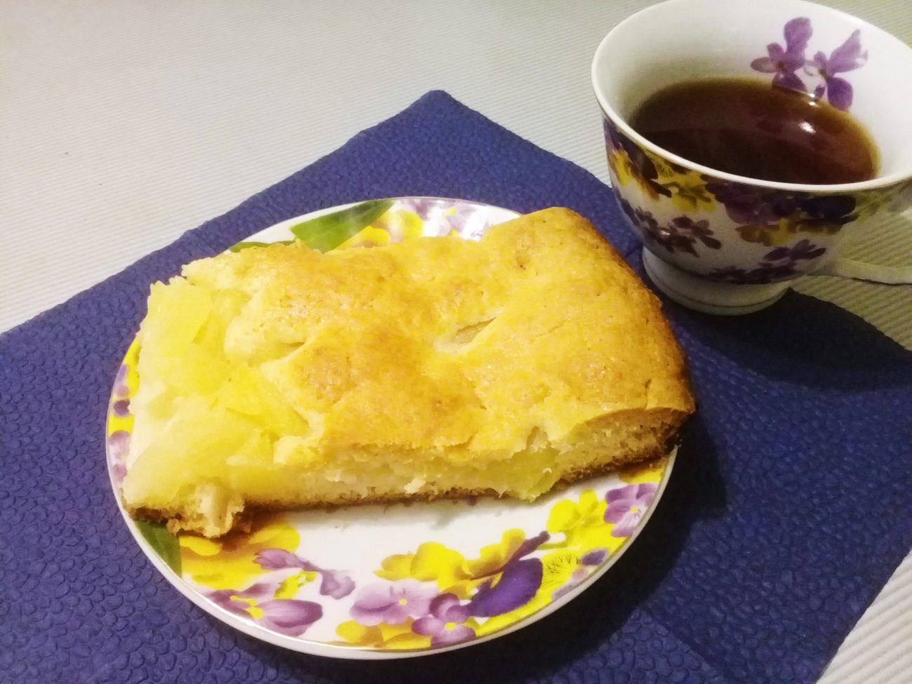 Пирог с консервированными ананасами