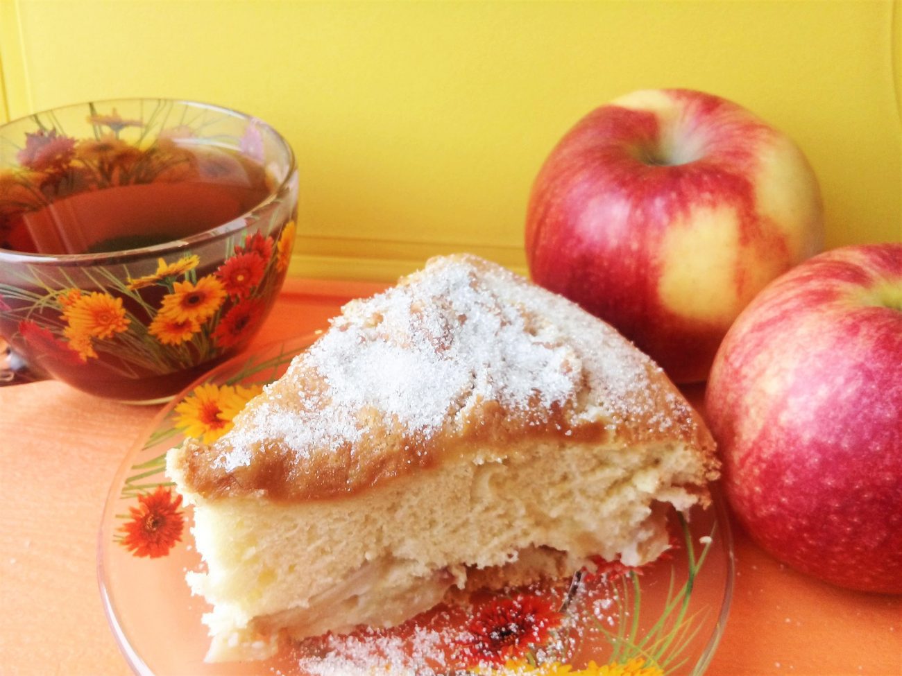 Шарлотка с яблоками