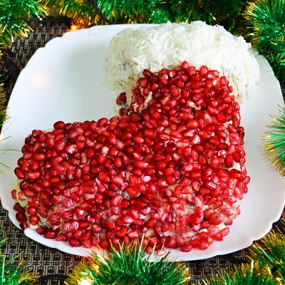 Новогодний салат “Сапожок” из овощей с колбасой и грибами - рецепт с фото