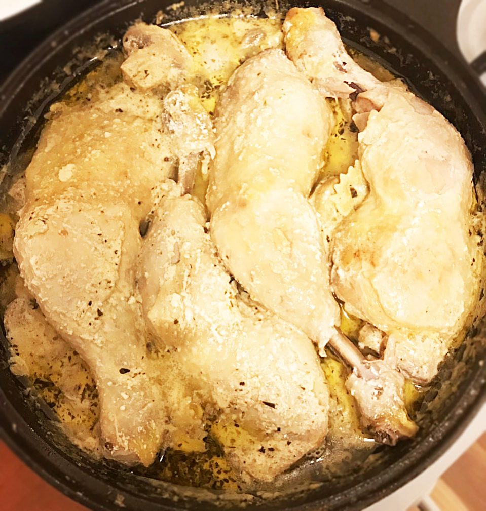 Сочная курица и грибы в сметанном соусе с макаронами