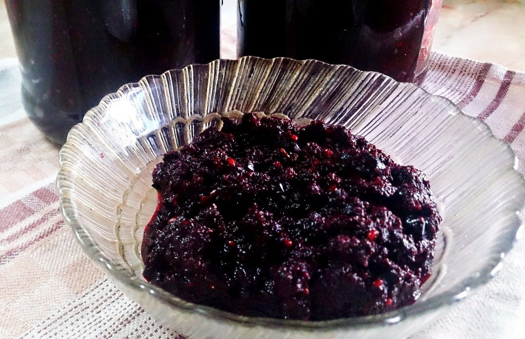 Аджика из черноплодной рябины на зиму
