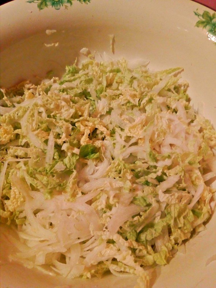 Фото рецепта - Салат из пекинской капусты с крабами и кукурузой - шаг 1