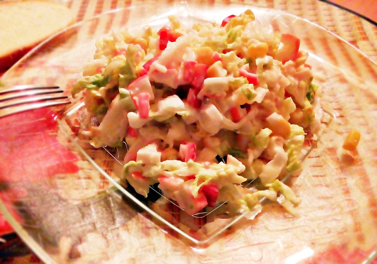 Салат из пекинской капусты с крабами и кукурузой