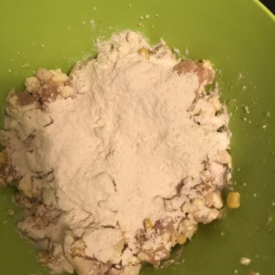 Фото рецепта - Куриные котлетки из рубленого мяса с кукурузой - шаг 2