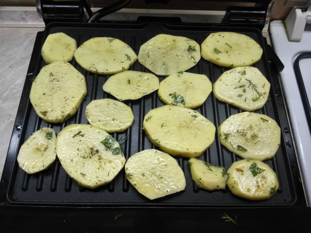 Фаршированный картофель, запеченный на гриле