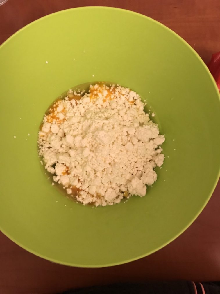 Фото рецепта - Куриные котлетки из рубленого мяса с кукурузой - шаг 1