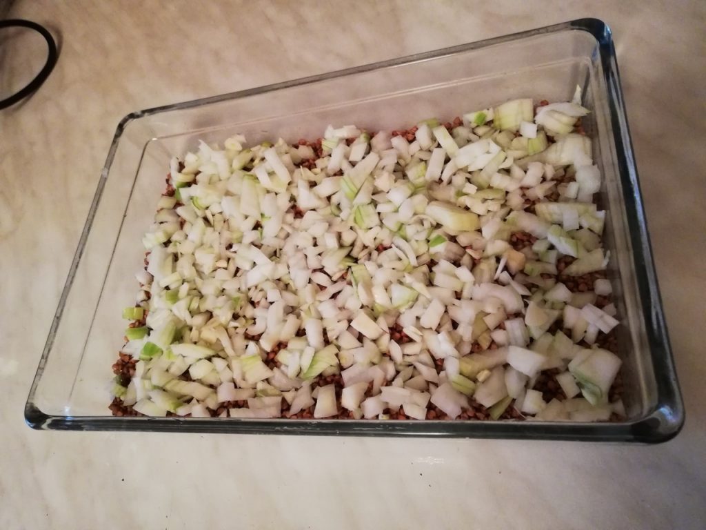Фото рецепта - Запеканка с гречкой и курицей - шаг 2