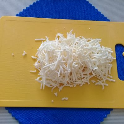 Фото рецепта - Гречневый суп на бульоне из куриных крылышек с плавленым сырком - шаг 2