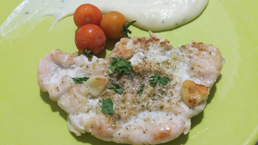 Отбивная куриная грудка, жаренная на сковороде