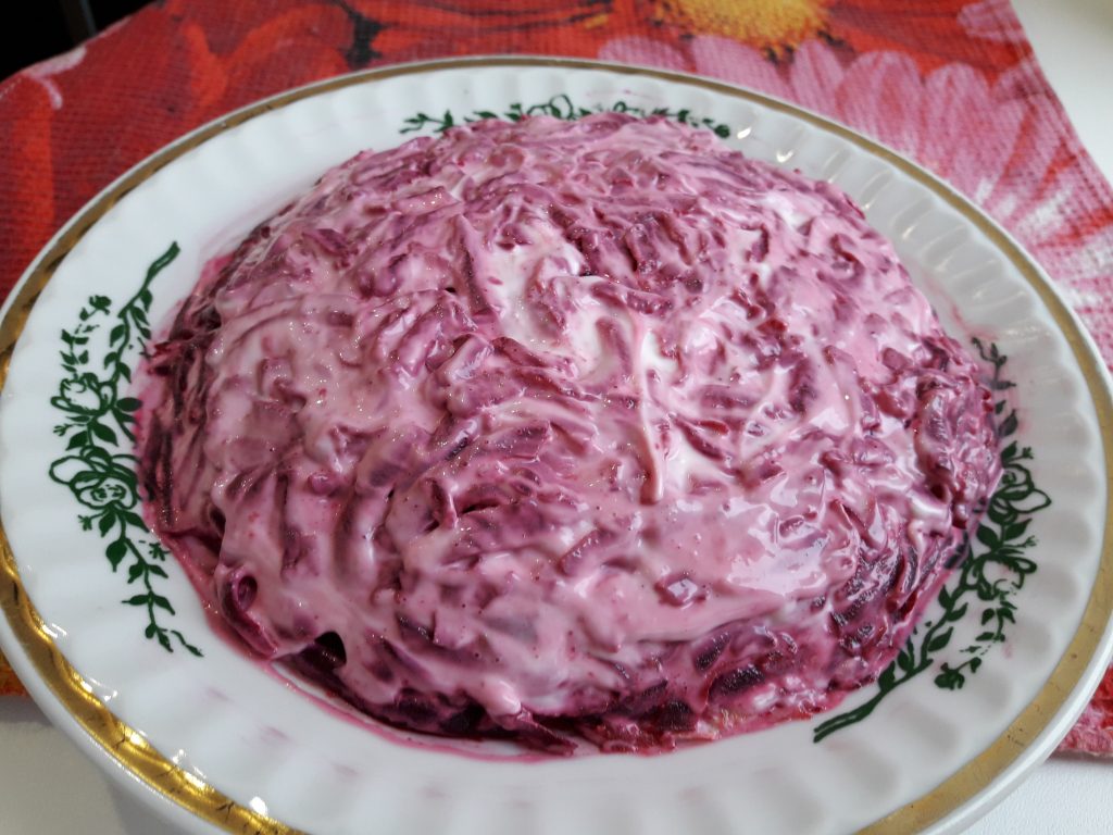 Слоеный салат — селёдка под шубой
