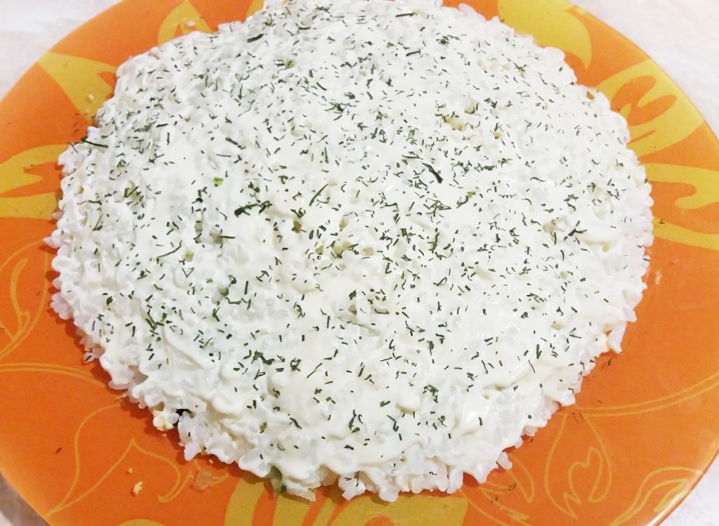 Слоеный салат с курицей и рисом