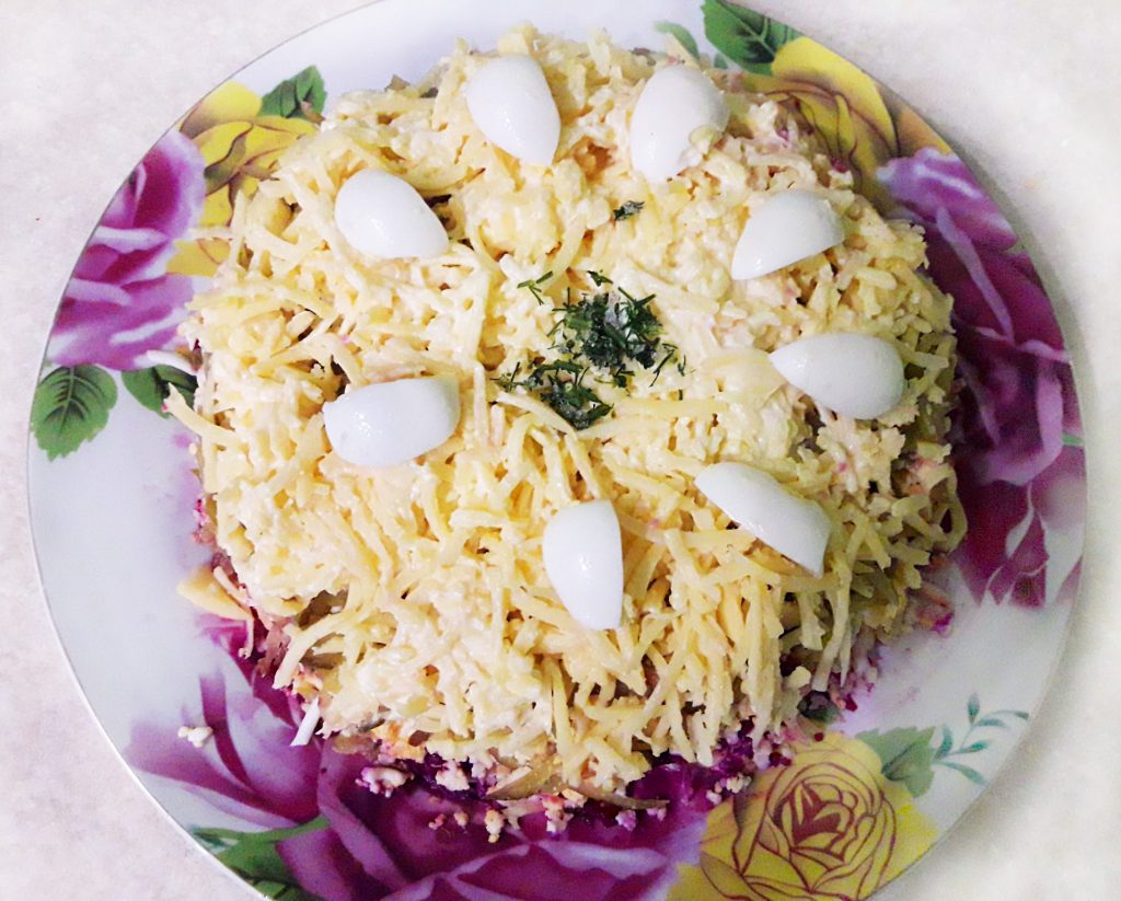 Свекольный салат с яйцами и огурчиками