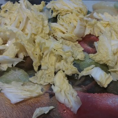 Фото рецепта - Салат из индейки с пекинской капустой и гранатом - шаг 2