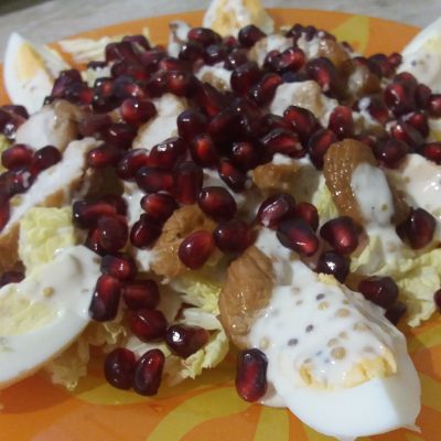 Фото рецепта - Салат из индейки с пекинской капустой и гранатом - шаг 6