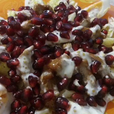 Фото рецепта - Салат из индейки с пекинской капустой и гранатом - шаг 6