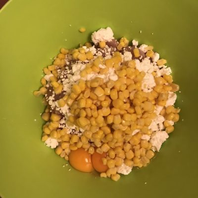 Фото рецепта - Куриные котлетки из рубленого мяса с кукурузой - шаг 2