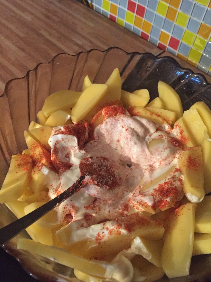 Фото рецепта - Запеченная картошка и курицей в сметане - шаг 3