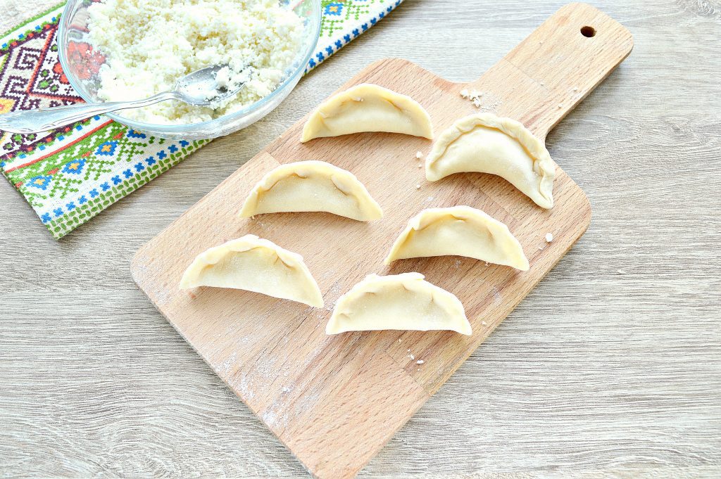 Фото рецепта - Вкусные вареники с творогом - шаг 4